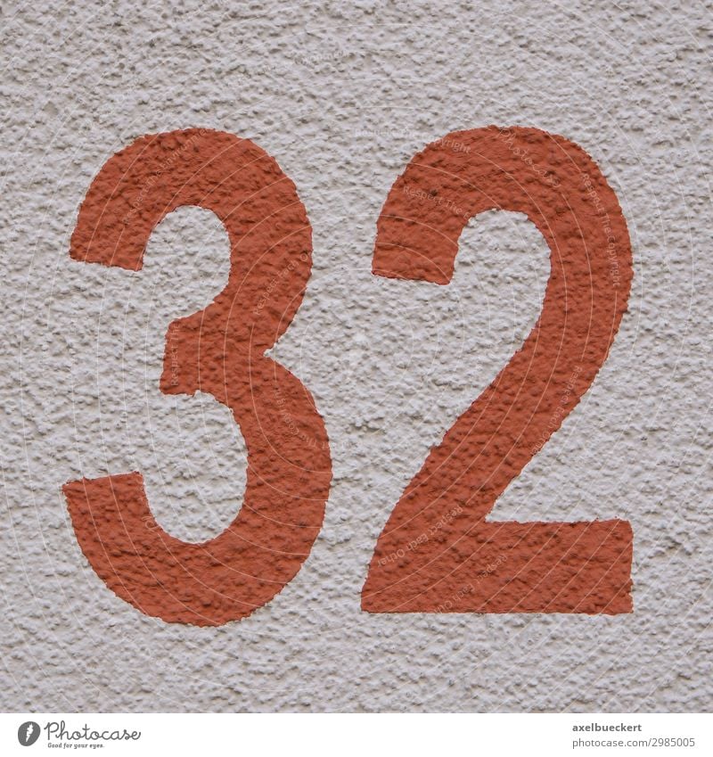 rote Zahl 32 - Hausnummer zweiunddreißig Design Mauer Wand Fassade Symbole & Metaphern Quadrat Ziffern & Zahlen Putzfassade Farbfoto Außenaufnahme Nahaufnahme
