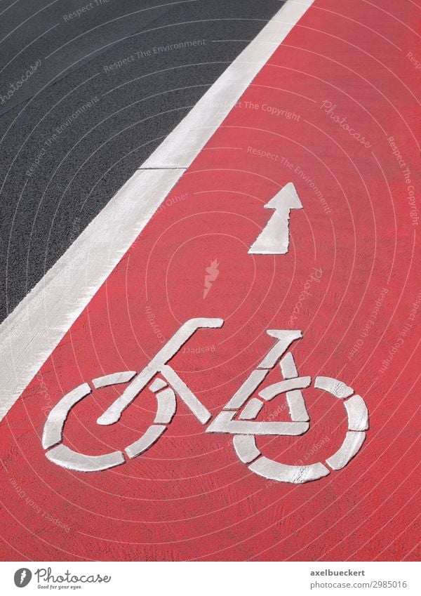 rote Radspur mit Fahrrad Symbol Lifestyle Fahrradfahren Verkehr Verkehrsmittel Verkehrswege Personenverkehr Straßenverkehr Wege & Pfade Sicherheit Großstadt