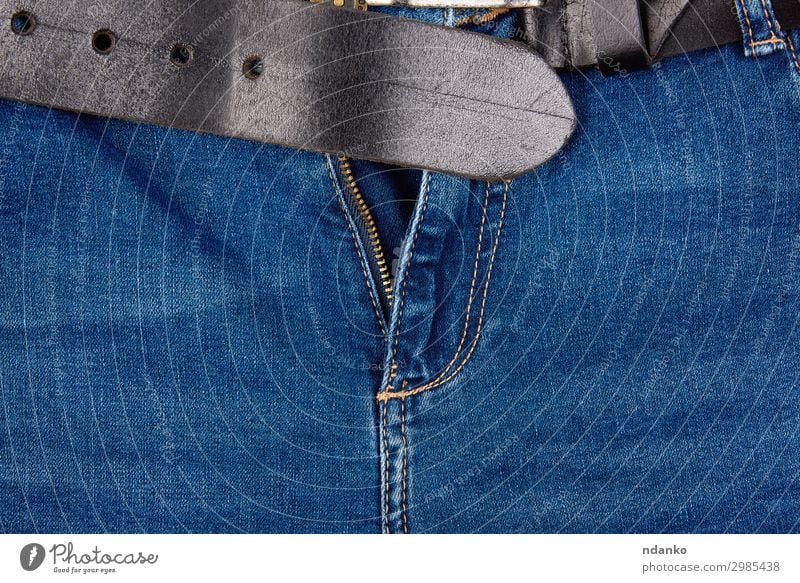 offene Fliege in Blue Jeans und einem schwarzen Ledergürtel Stil Design Mode Bekleidung Hose Jeanshose Stoff Metall modern blau Reißverschluss entpackt