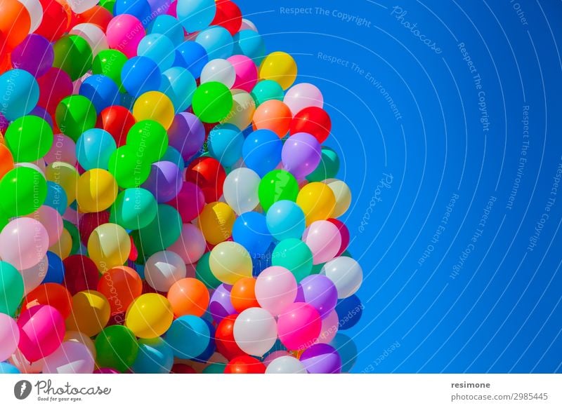Fliegende Ballons Freude Sommer Dekoration & Verzierung Feste & Feiern Geburtstag Menschengruppe Himmel Luftballon alt fliegen heiß retro blau gelb grün rot