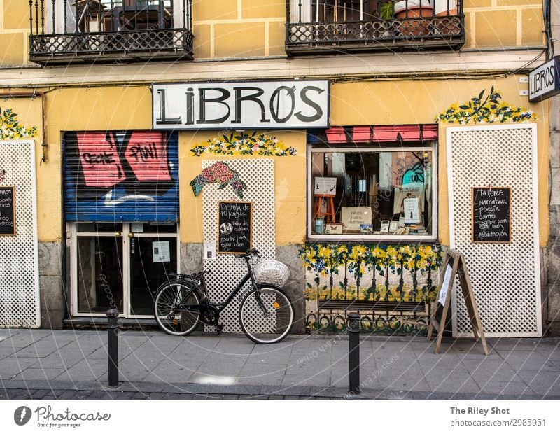 Madrider Straßenszene mit Fahrrad Lifestyle kaufen Wellness Freizeit & Hobby Ferien & Urlaub & Reisen Tourismus Ausflug Fahrradtour Stadt Altstadt Verkehr