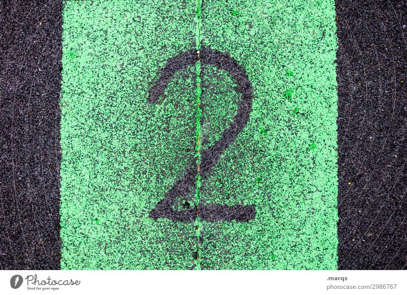 2 Erfolg Sportstätten Sportveranstaltung Kunststoff Ziffern & Zahlen authentisch grün schwarz zählen Farbfoto Außenaufnahme Nahaufnahme Strukturen & Formen
