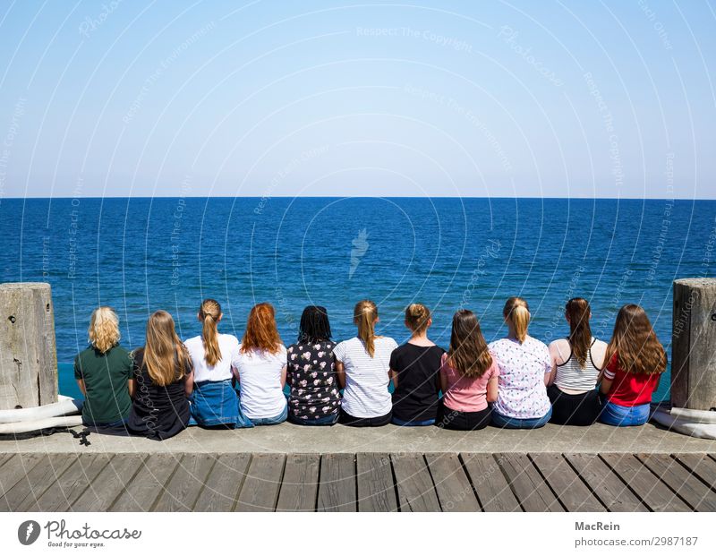 Mädchengruppe sitzt am Kai Mensch feminin androgyn Frau Erwachsene Freundschaft Jugendliche Rücken Menschengruppe 13-18 Jahre Natur Wasser Himmel Horizont