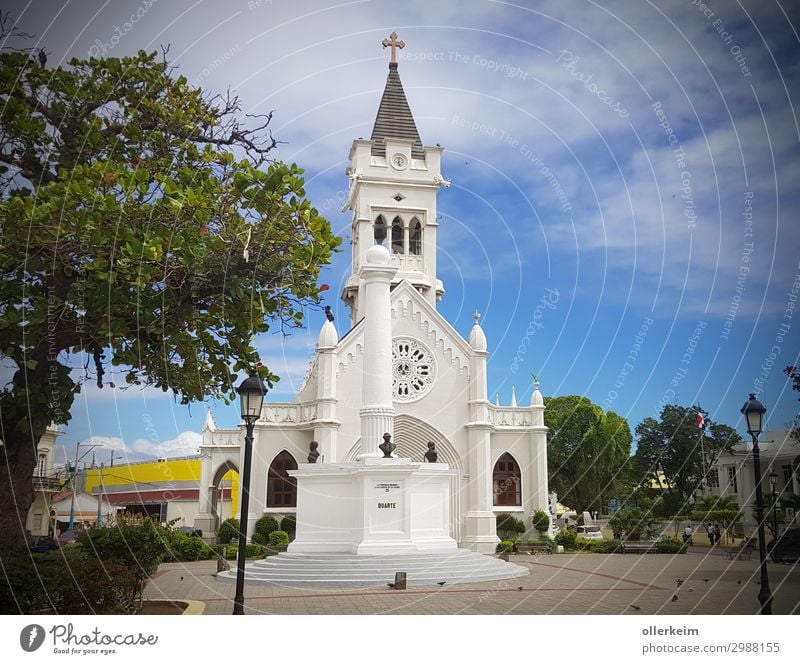 Cathedral of San Pedro de Macorís Hafenstadt Stadtzentrum Menschenleer Kirche Sehenswürdigkeit Erholung blau grau grün weiß Dominikanische Republik