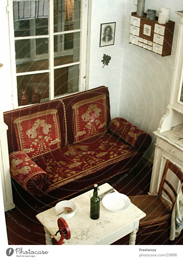 Die gute Stube Sofa Tisch Fenster retro historisch Flasche Stuhl