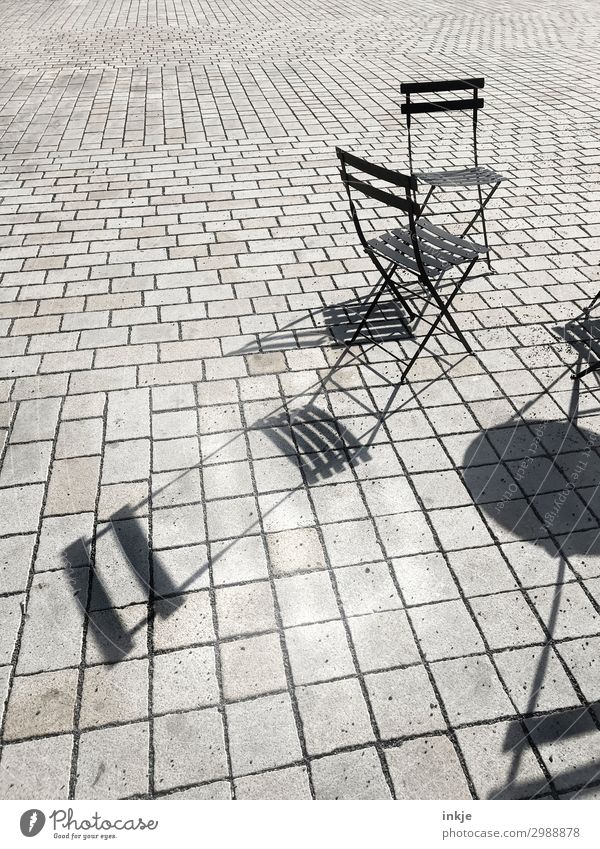 Prager Straßencafé Menschenleer Platz Marktplatz Klappstuhl Stuhl Linie grau schwarz Schatten Pflastersteine pflastern Farbfoto Schwarzweißfoto Gedeckte Farben