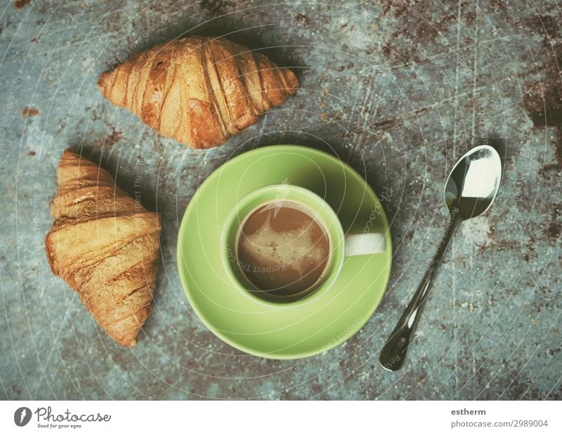 Tasse Kaffee und Croissants Lebensmittel Brot Brötchen Dessert Süßwaren Ernährung Frühstück Mittagessen Kaffeetrinken Heißgetränk Löffel Küche Diät füttern