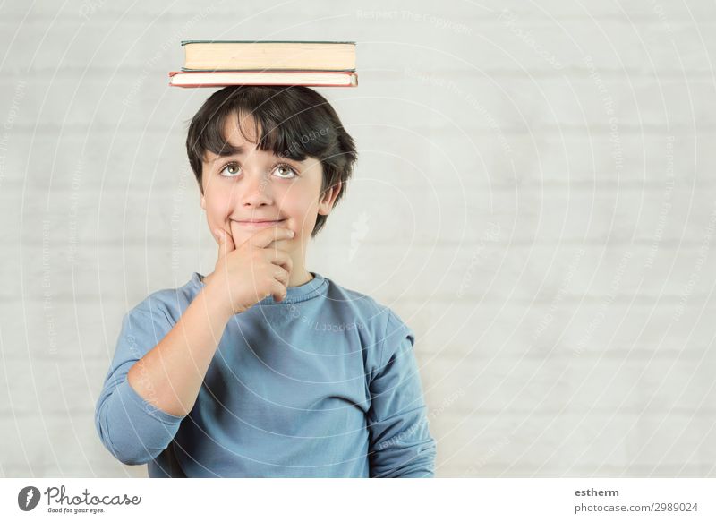 glückliches und lächelndes Kind mit Büchern auf dem Kopf Lifestyle Freude Spielen lesen Schule Schulkind Mensch maskulin Kindheit 1 8-13 Jahre Buch beobachten
