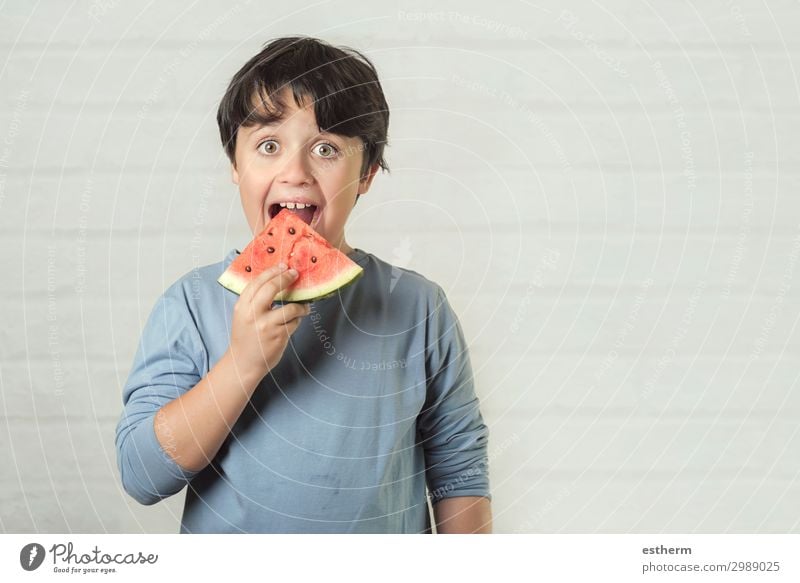glückliches Kind isst Wassermelone Frucht Dessert Ernährung Essen Diät Lifestyle Freude Ferien & Urlaub & Reisen Sommer Mensch maskulin Junge Kindheit 1