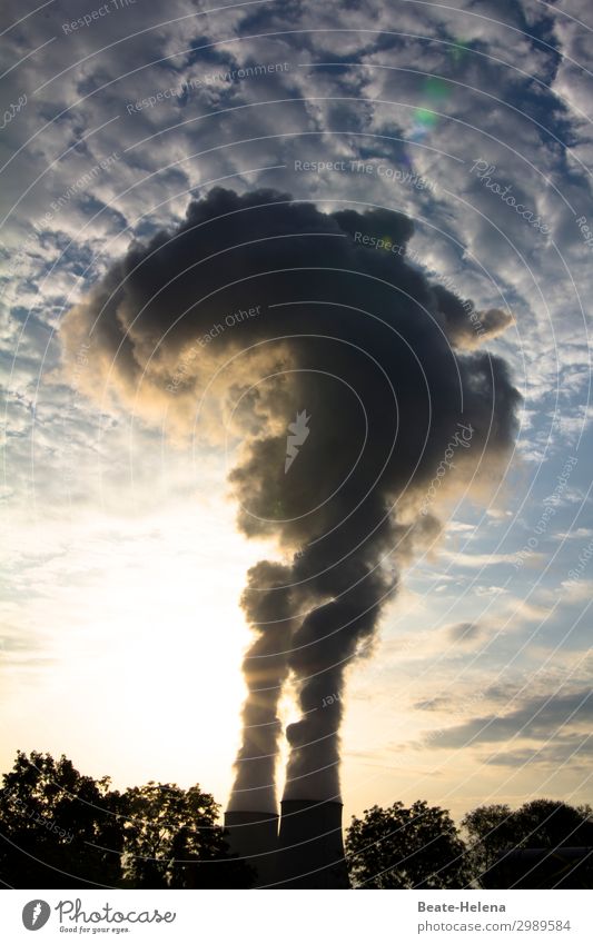 Umweltverschmutzung: dunkler Rauch aus Atommeilern Umweltschutz Wolken Himmel dunkel Kühltürme Atomkraft Zerstörung Verschmutzung Luftverschmutzung Klimawandel