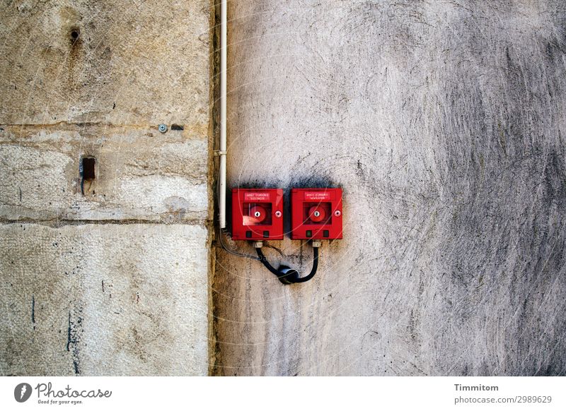 ARRET D`URGENCE Schalter Technik & Technologie Frankreich Haus Mauer Wand braun grau rot Gefühle Sicherheit markant grell paarweise Leitung Absicherung