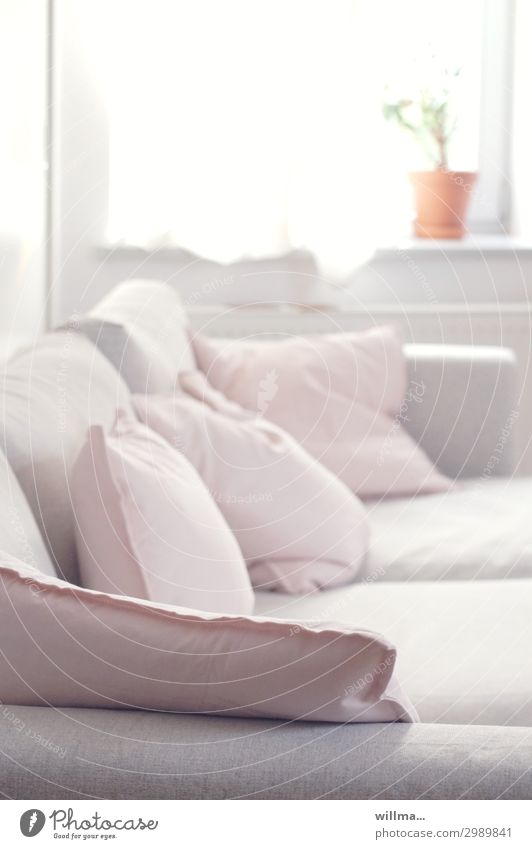 drei gegen einen - isolation Kissen Couch Wohnzimmer hell pastell wohnen entspannen chillen Ruhe