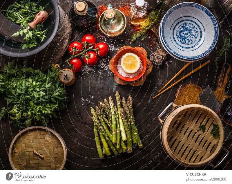 Grüner Spargel mit asiatischer Bambus Dampfer Lebensmittel Gemüse Kräuter & Gewürze Ernährung Bioprodukte Vegetarische Ernährung Diät Asiatische Küche Geschirr
