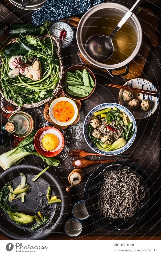 Asiatische Zutaten und Gerichte auf dem Tisch Lebensmittel Gemüse Ernährung Mittagessen Abendessen Asiatische Küche Geschirr Teller Schalen & Schüsseln Topf