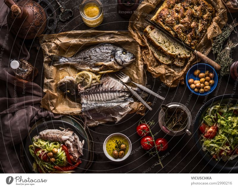 Mediterrane Küche Gerischte Lebensmittel Fisch Gemüse Salat Salatbeilage Brot Ernährung Mittagessen Festessen Bioprodukte Diät Geschirr Teller