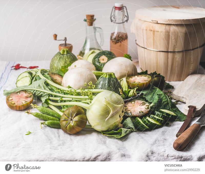 Haufen von verschiedene grünen Gemüse Lebensmittel Suppe Eintopf Ernährung Bioprodukte Vegetarische Ernährung Diät Geschirr Stil Gesunde Ernährung Sommer Design