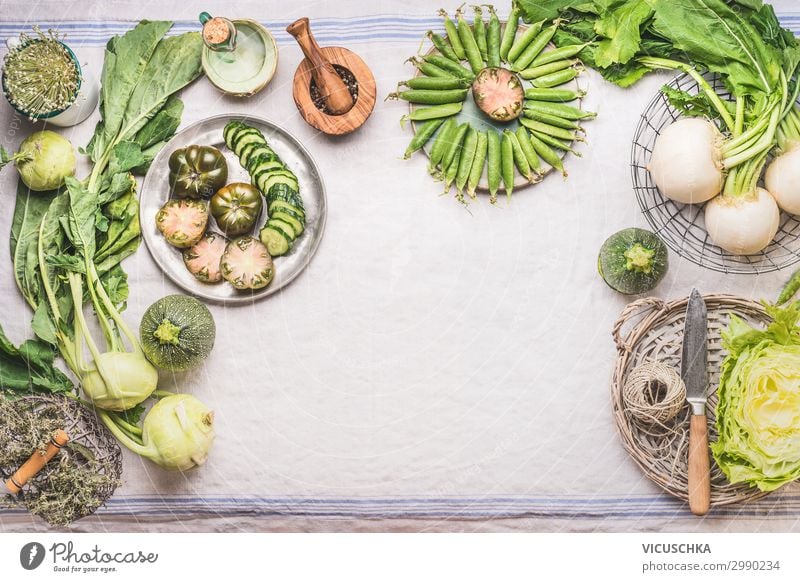 Grüne Gemüse auf dem Küchentisch Lebensmittel Ernährung Bioprodukte Vegetarische Ernährung Diät Geschirr kaufen Stil Gesundheit Gesunde Ernährung Sommer Tisch