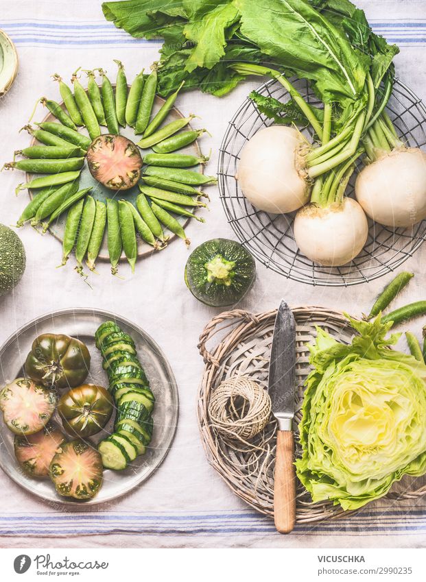Kochen mit grünem Gemüse Lebensmittel Salat Salatbeilage Ernährung Bioprodukte Vegetarische Ernährung Diät Geschirr kaufen Design Gesunde Ernährung trendy