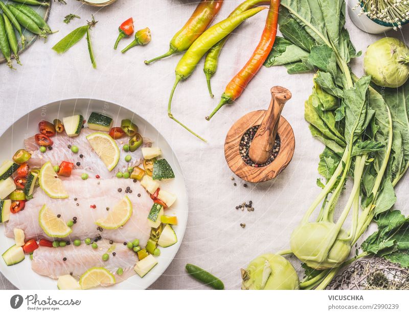 Diätetisches Fischgericht mit Gemüse Lebensmittel Ernährung Mittagessen Bioprodukte Geschirr Design Gesunde Ernährung Tisch Fitness keto Speise Essen zubereiten