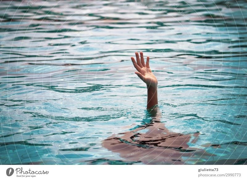 Send help !! Kind Junge Kindheit 1 Mensch 8-13 Jahre Angst Tod Überleben Verzweiflung Wasser Meer Hilfsbereitschaft hilflos Hilferuf Hilfesuchend Rettung