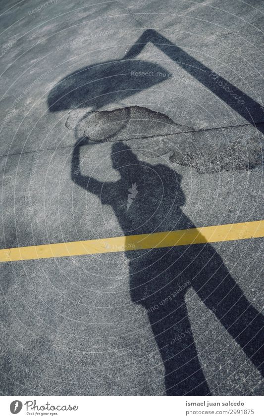 Mann Schatten Silhouette spielt Basketball Korb Sonnenlicht Boden Feld Spielfeld Etage Sport Spielen aussetzen Straße Park Spielplatz Außenaufnahme