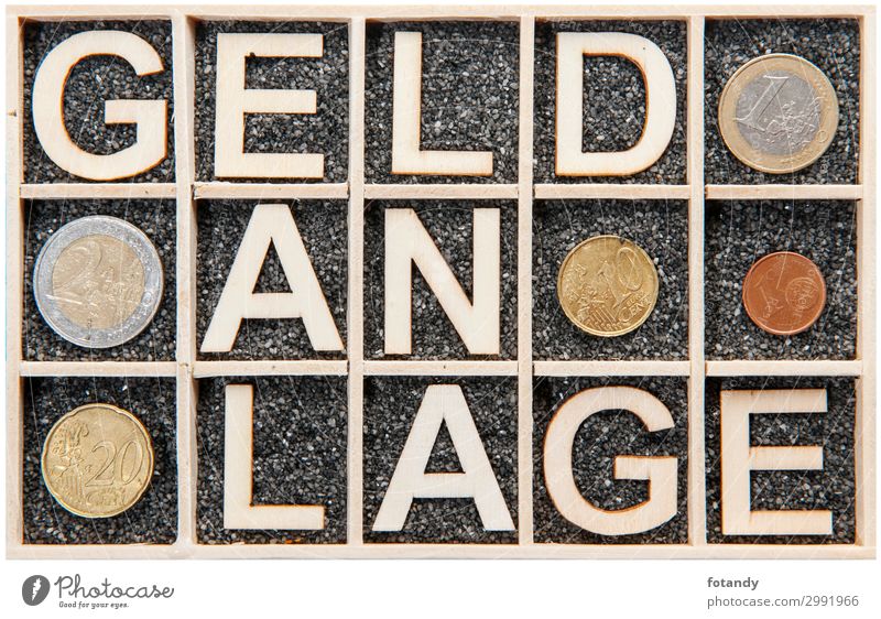 Wooden letters word GELDANLAGE coins Geld Kapitalwirtschaft Holz Metall Zeichen Schriftzeichen Ziffern & Zahlen außergewöhnlich retro braun gelb schwarz weiß