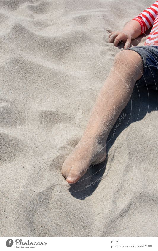 Spürst du den Sand? Ferien & Urlaub & Reisen Tourismus Sommer Sommerurlaub Kind Beine 3-8 Jahre Kindheit Strand berühren entdecken Erholung liegen Spielen