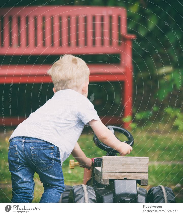 Was machst du den ganzen Tag? Traktor Landwirt Bauernhof Kind Kindheit Kindheitserinnerung Spielen fahren schieben Spielzeug PKW Kleinkind Bank Garten Hof