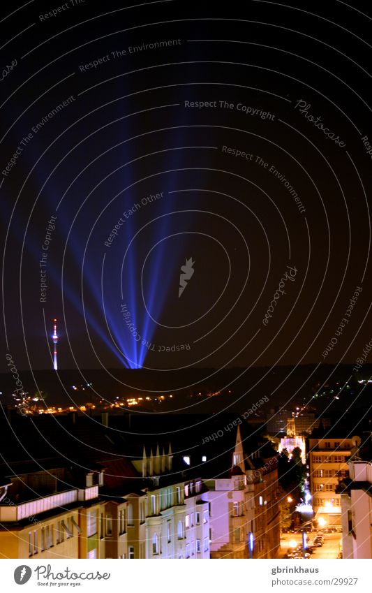 Ufo Landing2 Stuttgart Lichterscheinung Disco Langzeitbelichtung Nachthimmel dunkel Häuserzeile mehrfarbig obskur Berliner Fernsehturm Flak-Scheinwerfer Werbung