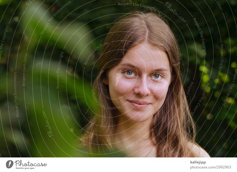 Teenager in Natur lächelt feminin Mädchen Kopf Haare & Frisuren Gesicht Auge Nase Mund Lippen 1 Mensch 13-18 Jahre Jugendliche Umwelt brünett blond schön Garten