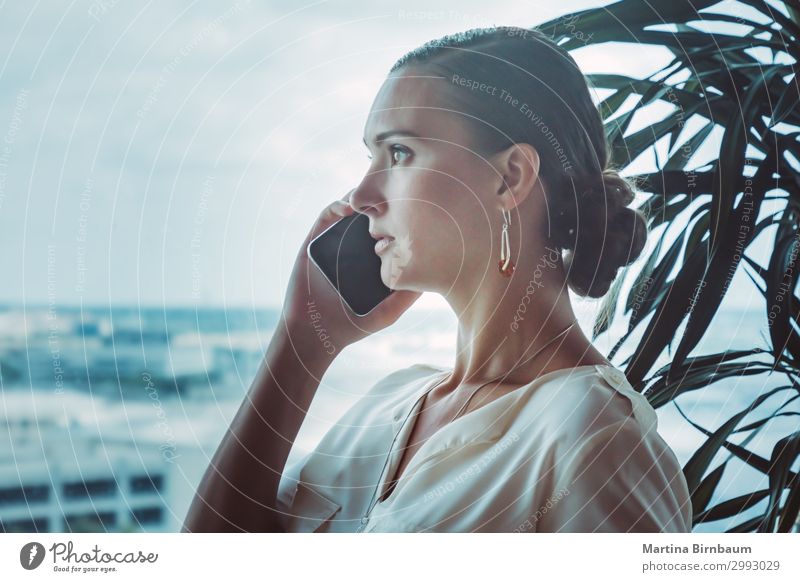 Junge Frau bei einem ernsthaften Handy-Gespräch Lifestyle Glück Arbeit & Erwerbstätigkeit Büro Business sprechen Telefon Technik & Technologie Mensch Erwachsene
