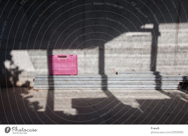Gegensätze | Licht und Schatten (und ein rosa Koffer) Beton Wand Mauer stehend Tragegriff Kunststoff Aluminiumprofile Menschenleer Textfreiraum rechts