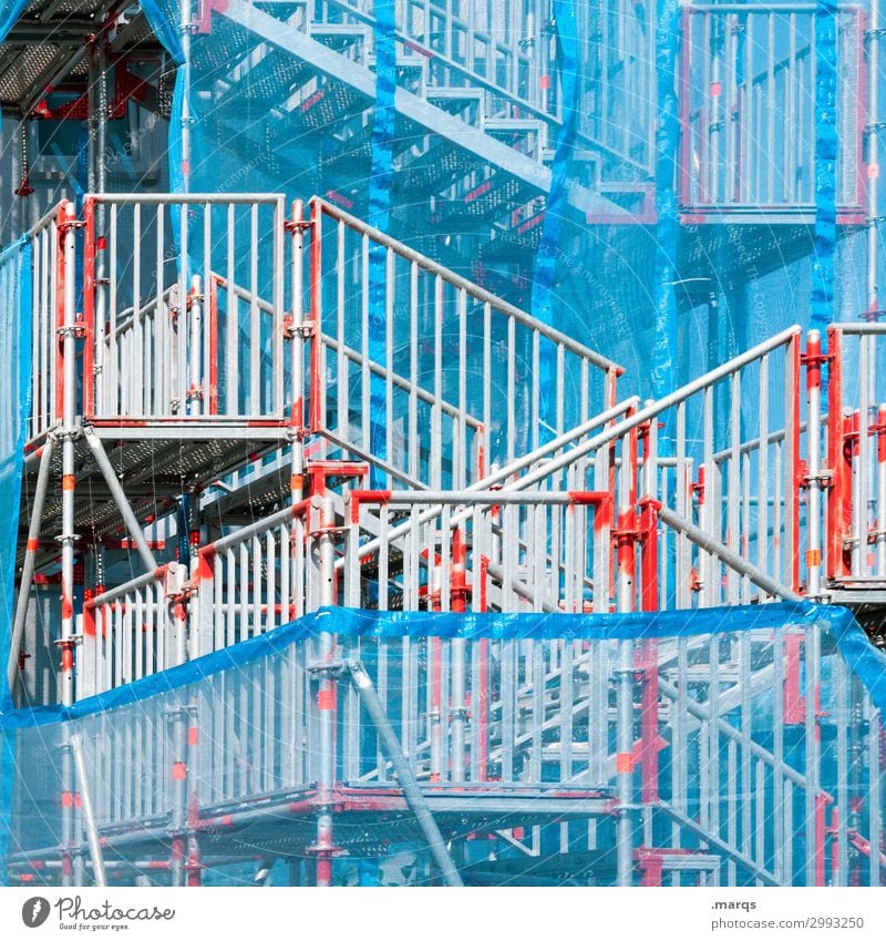 Provisorium Baustelle Treppe Treppengeländer außergewöhnlich blau grau rot weiß chaotisch Irritation Wege & Pfade Problemlösung Baugerüst Farbfoto Außenaufnahme