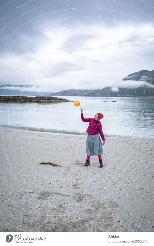 Leichtigkeit. Junge Frau jongliert am Strand Jugendliche Wolken Meer Polarmeer Norwegen werfen Neugier Glück Fröhlichkeit Lebensfreude selbstbewußt Leidenschaft