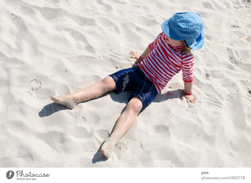 Strandtag Ferien & Urlaub & Reisen Ausflug Abenteuer Ferne Freiheit Sommer Sommerurlaub Sonnenbad Meer Kind 3-8 Jahre Kindheit T-Shirt Badehose Hut genießen