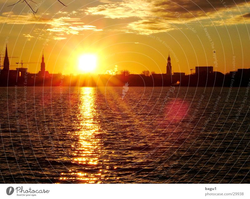 Sonne über Hamburg Stadt Alster Michaeliskirche Sonnenuntergang Gegenlicht Wolken Europa Wasser Silhouette