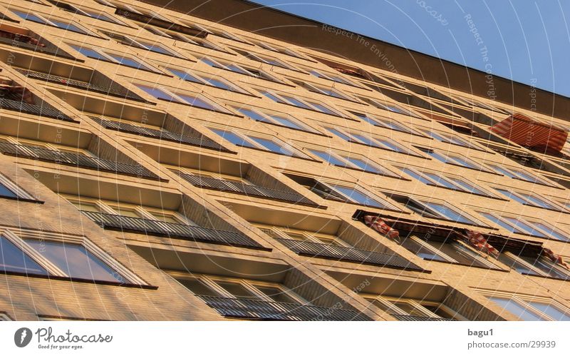 Sonnenfassade Haus Hochhaus Fassade Fenster Freundlichkeit Perspektive Architektur Strukturen & Formen Schönes Wetter Himmel blau Neigung