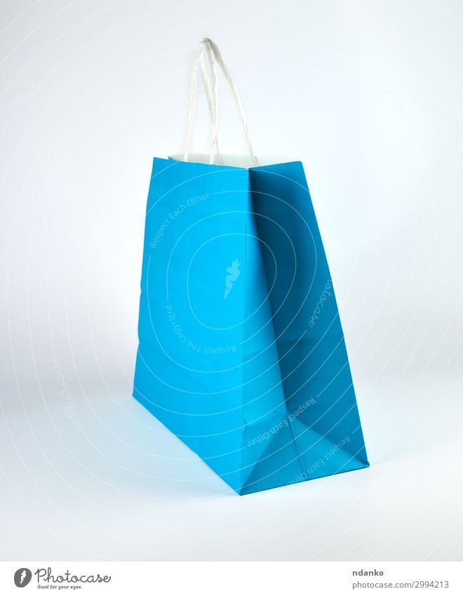 blaue Papiertragetasche mit Henkel Lifestyle kaufen Stil Design Business Container Mode Rudel Verpackung Paket stehen modern neu weiß Farbe Kasten Hintergrund