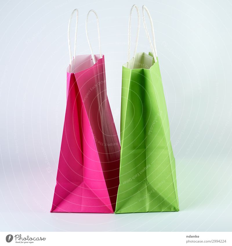 rechteckige rosa und grüne Papiertragetaschen Lifestyle kaufen Design Business Container Mode Verpackung Paket modern neu weiß Farbe Hintergrund Tasche blanko