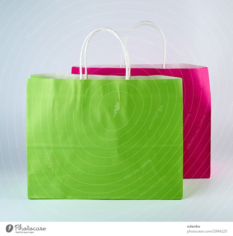 rosa und grüne Papiertragetaschen Lifestyle kaufen Design Business Container Mode Verpackung Paket stehen modern neu weiß Farbe Hintergrund Tasche blanko