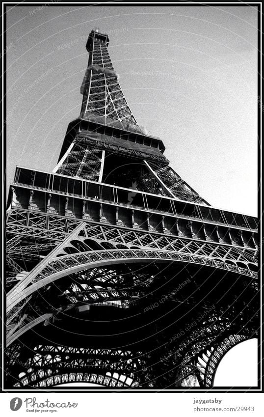 Paris Frankreich Tour d'Eiffel Froschperspektive Europa Schwarzweißfoto Architektur