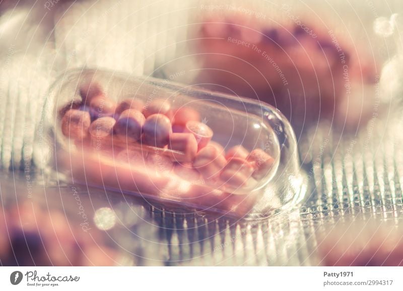 Kapsel in Blisterpackung Gesundheit Alternativmedizin Medikament Gesundheitswesen Pharmazie Verpackung Tablette glänzend Wärme rosa silber Schmerz Drogensucht