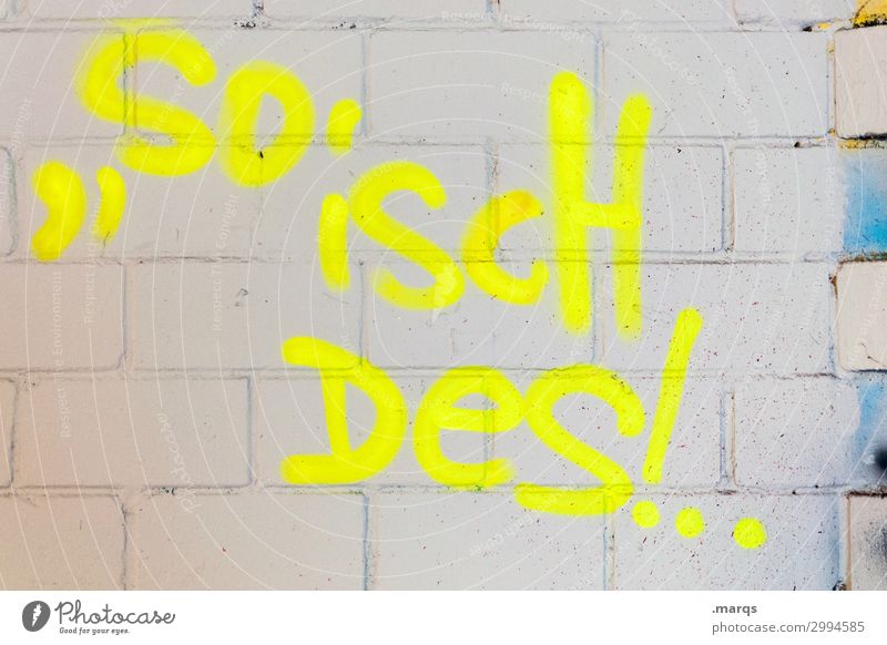 Badenser Mauer Wand Schriftzeichen Graffiti gelb grau weiß neonfarbig Baden-Württemberg Dialekt mehrfarbig Mundart So isch des Redewendung Realismus Farbfoto