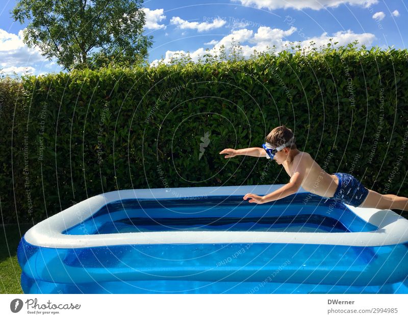 Superman Freizeit & Hobby Sommer Sommerurlaub Sonnenbad Schwimmbad Junge Sonnenlicht Schönes Wetter Garten Badehose Wasser springen toben sportlich Coolness