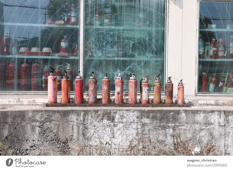 Old fire extinguishers Metall Stahl Armut authentisch außergewöhnlich hässlich Kitsch retro trashig rot Sicherheit Schutz Desaster kaufen Traurigkeit