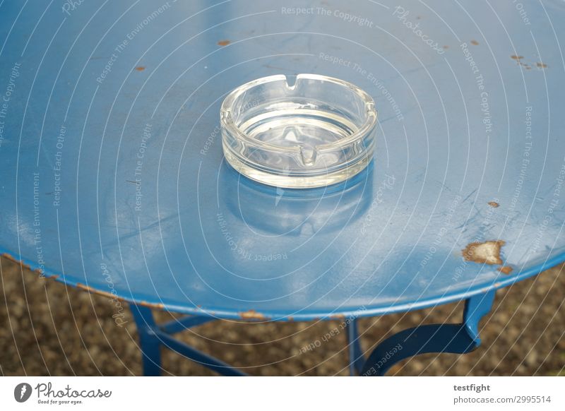Aschenbecher Tisch blau metall rost alt Glas Rauchen