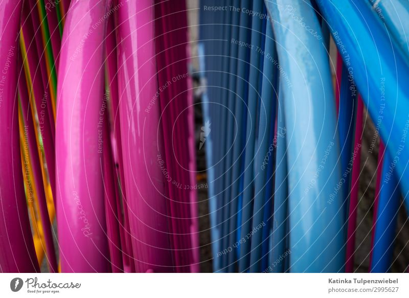 Barrieren Straße blau rosa Pastellton Verkehr Vorsicht Detailaufnahme Stadt Farbfoto Außenaufnahme Strukturen & Formen Menschenleer Textfreiraum links