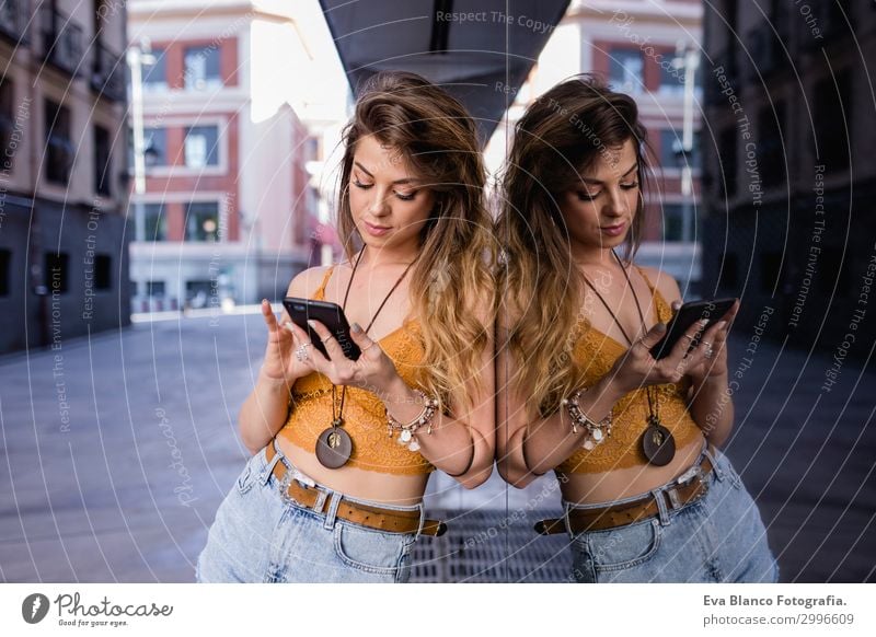 junge blonde schöne Frau auf der Straße mit dem Handy Lifestyle Glück Freizeit & Hobby Sommer sprechen Telefon PDA Technik & Technologie Internet Mensch feminin