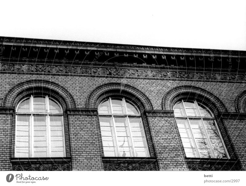 drei fenster Fenster Mauer Backstein Leitersprosse Aussicht historisch Bogen