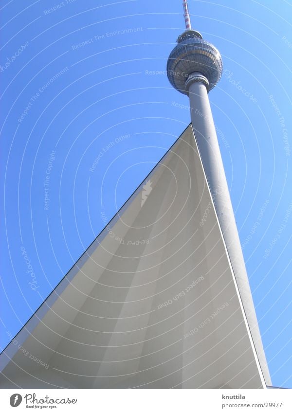 Berliner Fernsehturm mal anders Alexanderplatz Architektur modern Perspektive